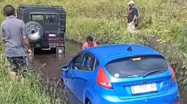 Kelakuan Konyol Sopir Ford Fiesta, Nekat Terobos Jalur Bromo Hingga Bikin Mobil Nyangkut di Rawa