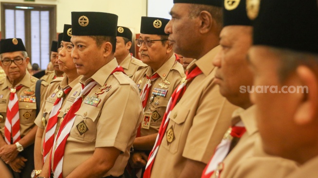 Ketua Kwarnas Pramuka Budi Waseso (tengah) memberikan pernyataan pers usai Rakernas Pramuka 2024 di Wiladatika, Cibubur, Jakarta, Kamis (25/4/2024). [Suara.com/Alfian Winanto]