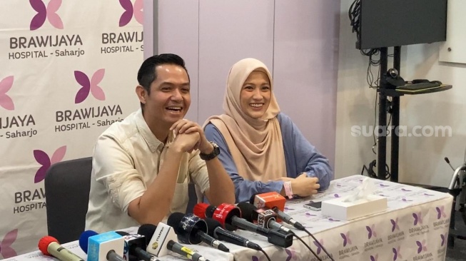 Alasan Dude Herlino Pilih Nama Istri Nabi Muhammad untuk Anak Ketiganya