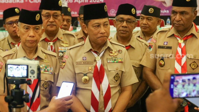 Ketua Kwarnas Pramuka Budi Waseso (tengah) memberikan pernyataan pers usai Rakernas Pramuka 2024 di Wiladatika, Cibubur, Jakarta, Kamis (25/4/2024). [Suara.com/Alfian Winanto]