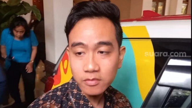 Gibran Pasang Muka Datar Sindir Paslon Lain Soal Foto Wapres Terpilih