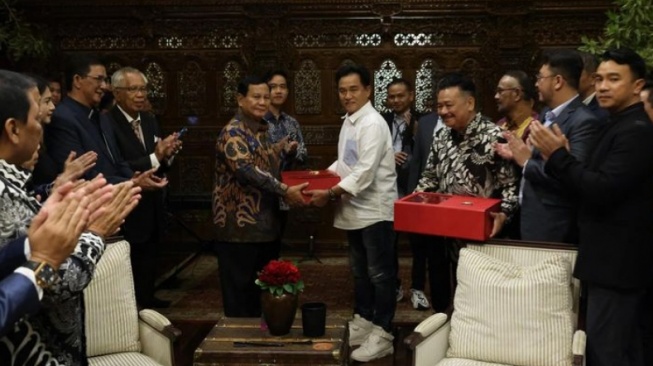 Bertemu Prabowo di Kertanegara, Yusril Ihza Mahendra Tampil Sederhana Tapi Pakai Sepatu Harga Selangit Buatan Italia