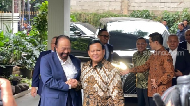 Presiden terpilih Prabowo Subianto saat menyambut kedatangan Ketum Partai NasDem Surya Paloh di kediaman pribadinya, Kertanegara, Jakarta Selatan. (Suara.com/Novian)