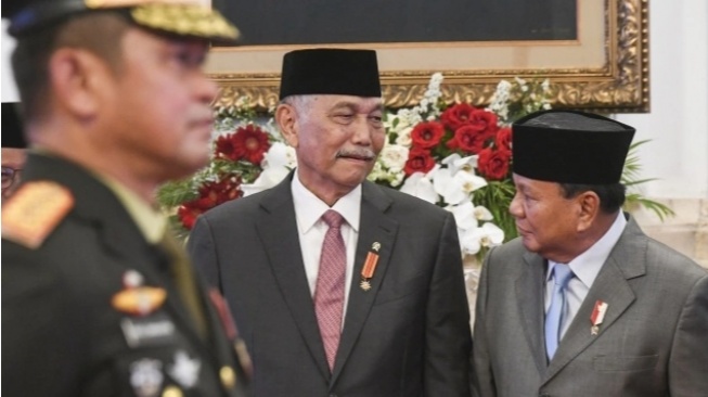 Menko Marves Luhut Binsar Pandjaitan (tengah) berbincang dengan Menhan Prabowo Subianto di Istana Negara, Jakarta, Rabu (29/11/2023). [ANTARA FOTO/Hafidz Mubarak A].