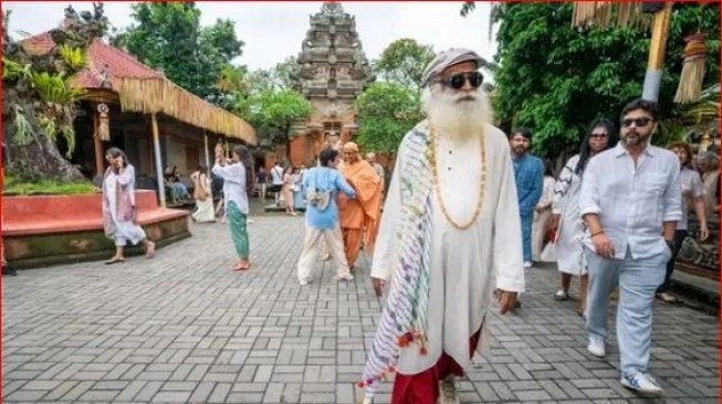 Motivator Asal India Sadhguru Jalan-jalan di Ubud, Wisatawan Beri Salam Panganjali