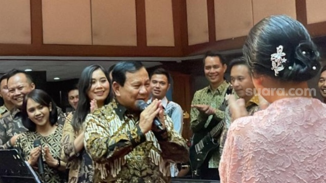 Momen Prabowo Tatap dan Sapa Titiek Soeharto di Acara Ultah Istri Wismoyo