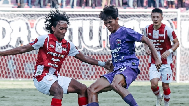 Duel Persis Solo vs Persita Tangerang dalam laga pekan ke-33 BRI Liga 1 2023-2024 di Stadion Manahan, Solo, Jumat (26/4/2024) sore WIB. [Dok. Persita Tangerang]