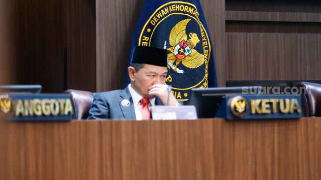 Ketua Dewan Kehormatan Penyelenggara Pemilu (DKPP) Heddy Lugito memimpin sidang pemeriksaan dugaan pelanggaran Kode Etik Penyelenggara Pemilu (KEPP) dengan pihak pengadu Nus Wakerkwa di Gedung DKPP, Jakarta, Jumat (26/4/2024). [Suara.com/Alfian Winanto]
