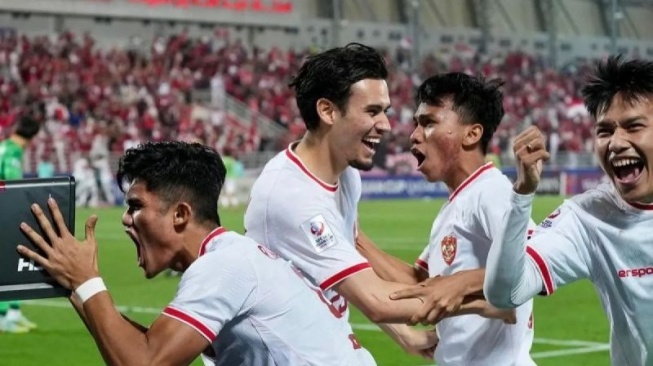 Para pemain Timnas Indonesia U-23 melakukan selebrasi usai memenangi laga perempat final Piala Asia U-23 2024 kontra Korea Selatan di Doha, Qatar, Jumat (26/4/2024) dini hari WIB. [ANTARA/Aloysius Lewokeda]