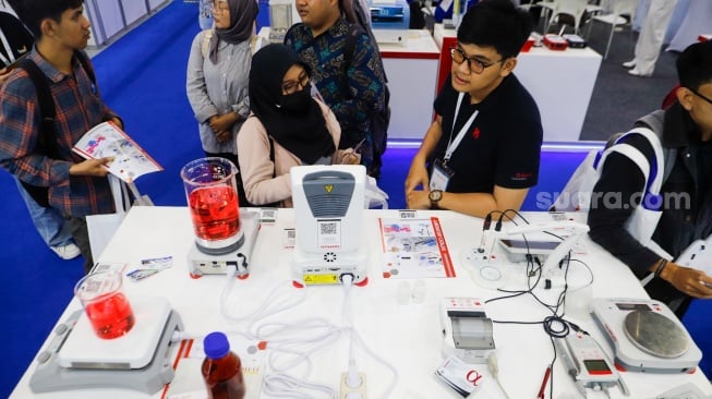 Pengunjung melihat alat laboratorium dalam pameran Lab Indonesia 2024 di JCC Senayan, Jakarta, Kamis (25/4/2024). [Suara.com/Alfian Winanto]