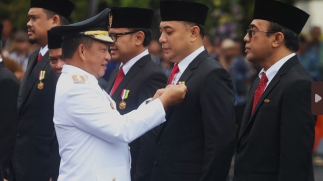 Wali Kota Surabaya, Eri Cahyadi saat penganugerahan tanda kehormatan Satyalancana Karya Bhakti Praja Nugraha oleh Mendagri M. Tito Karnavian. (Dok: Pemprov Jatim)