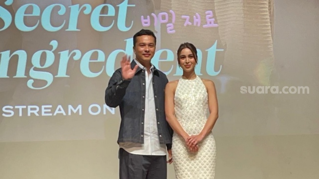 Nicholas Saputra dan Julia Baretto dalam konferensi pers Secret Ingredient di Kuningan, Jakarta Selatan pada Jumat (26/4/2024) [Suara.com/Rena Pangesti]