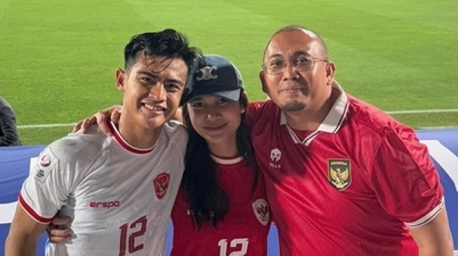 Potret Azizah Salsha Dukung Pratama Arhan (Instagram/@andre_rosiade)