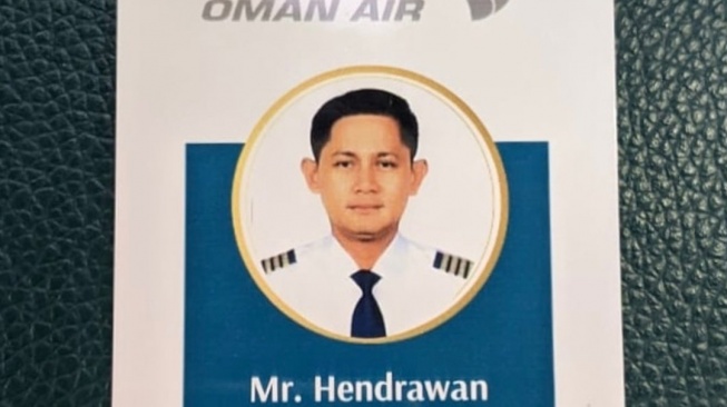 profesi suami Fitri Carlina, Hendra Sumenep, sebagai pilot Oman Air (Instagram/@fitricarlina)