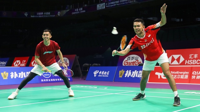 Pasangan ganda putra Indonesia, Fajar Alfian/Muhammad Rian Ardianto berlatih di lapangan Chengdu High-tech Zone Sports Center Gymnasium, China jelang Piala Thomas dan Uber 2024. [Dok. PBSI]