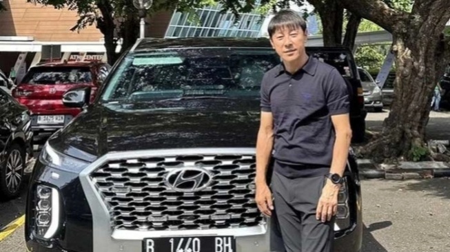 Shin Tae-yong berpose di depan mobil Hyundai Palisade miliknya. [Instagram @shintaeyong7777]