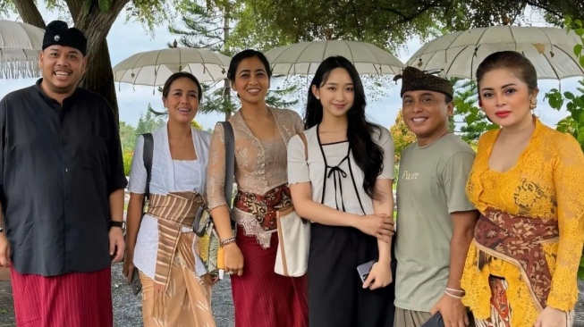 Dita Karang syuting di Bali (Instagram/@dia.karang_new)