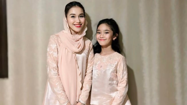 Ayu Ting Ting dan Sang Putri Bilqis Khumairah Razak (Instagram)