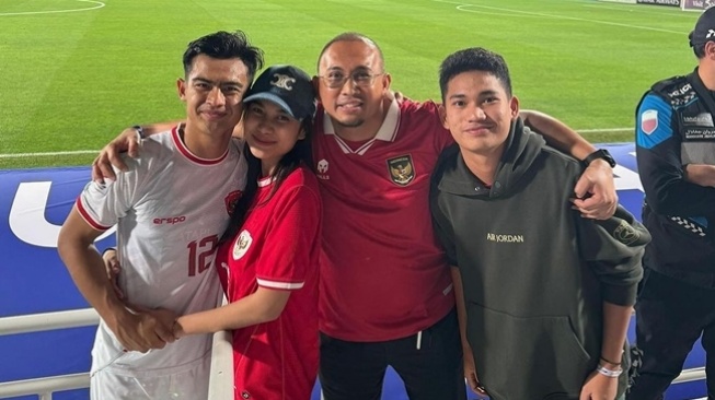 Potret Azizah Salsha Dukung Pratama Arhan (Instagram/@andre_rosiade)