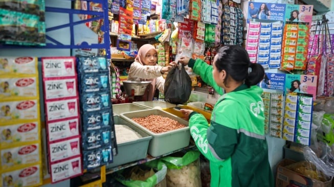 Pj Gubernur Jatim Bela Warung Madura: Orang Kita Hidupnya Bisa Malam Kok