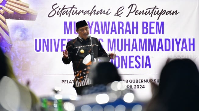 Atasi Pemanasan Global, Pj Gubernur Sulsel Ajak BEM Unismuh Tanam Pohon