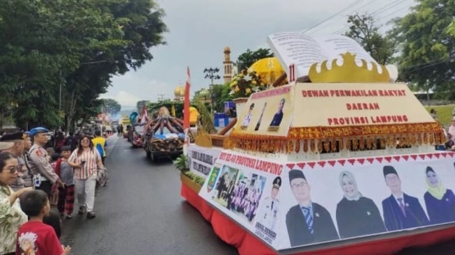 Pawai Kendaraan Hias HUT ke-60 Lampung Penuh Warna dan Kreasi