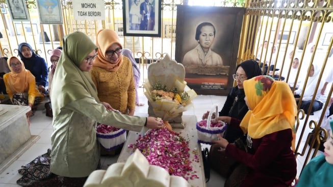 Srikandi Semen Gresik Peringati Hari Kartini dengan Ziarah ke Makam RA Kartini di Rembang