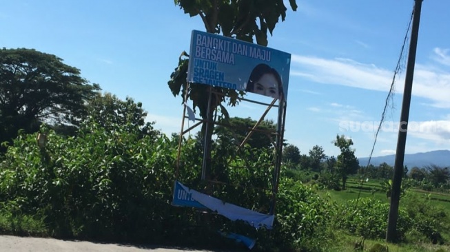 Spanduk di Pohon Rusak Pemandangan Kota Makassar