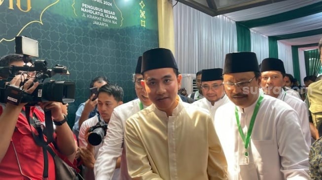 Wakil presiden terpilih, Gibran Rakabuming Raka tiba di kantor Pengurus Besar Nahdlatul Ulama (PBNU), Jakarta Pusat, Minggu (28/4/2024). (Suara.com/Novian)