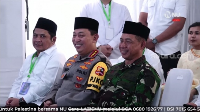 Kapolri Jenderal Listyo Sigit Prabowo dan Panglima TNI Agus Subiyanto tertawa saat mendengar guyonan Ketua Umum PBNU Yahya Cholil Staquf atau Gus Yahya dalam acara halalbihalal dan silaturahmi di kantor Pengurus Besar Nahdlatul Ulama (PBNU), Jakarta Pusat, Minggu (28/4/2024). (Suara.com/Novian)