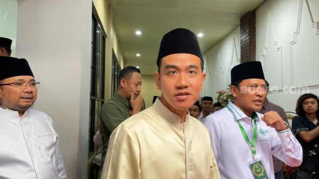 Wakil presiden terpilih, Gibran Rakabuming Raka tiba di kantor Pengurus Besar Nahdlatul Ulama (PBNU), Jakarta Pusat, Minggu (28/4/2024). (Suara.com/Novian)