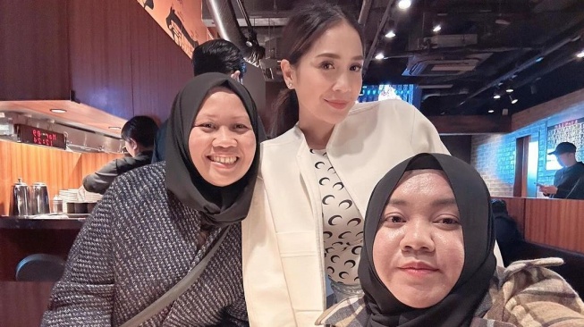 Nagita Slavina bersama Sus Rini dan Mbak Lala. (Instagram/shela_lala96)