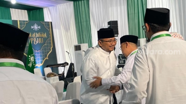 Menag Yaqut Cholil Qoumas dalam acara halalbihalal dan silaturahmi yang digelar PBNU di kantornya di Gedung PBNU, Jalan Kramat Raya, Kenari, Senen, Jakarta Pusat, Minggu (28/4/2024). (Suara.com/Novian)