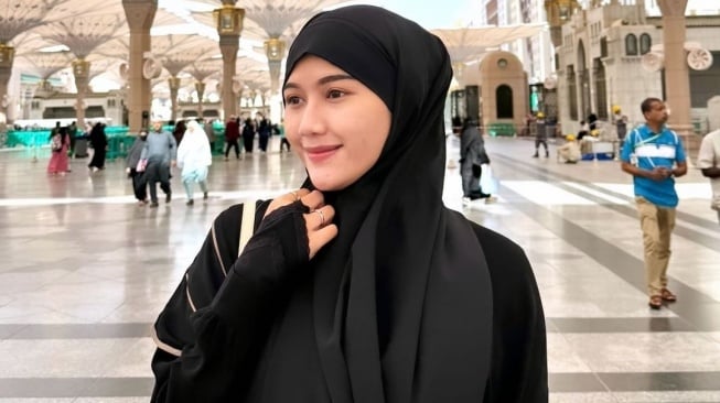 Erina Gudono Kenakan Aksesoris Serba Hermes Saat Umroh (Instagram)