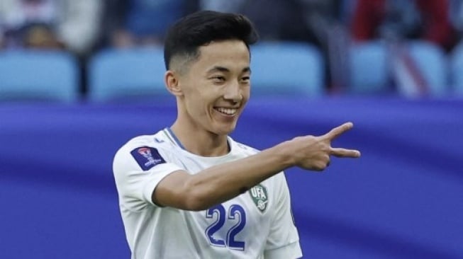 Gelandang Uzbekistan #22 Abbosbek Fayzullaev melaukan selebrasi usai mencetak gol kedua timnya pada pertandingan Piala Asia AFC Qatar 2023 antara Uzbekistan dan Thailand di Stadion Al-Janoub di al-Wakrah, selatan Doha, pada 30 Januari 2024. KARIM JAAFAR / AFP