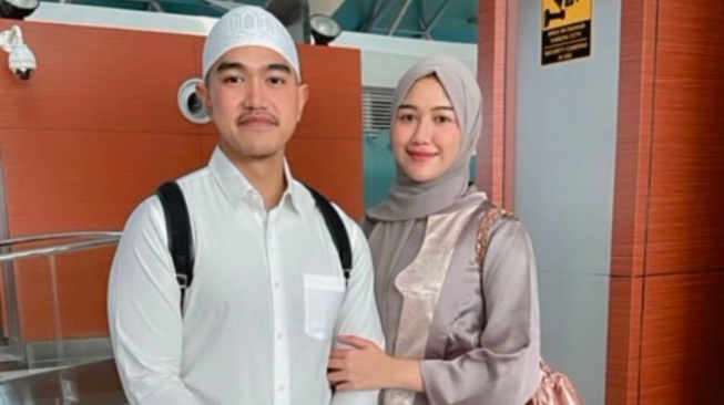 5 Potret Erina Gudono Saat Umroh, Padankan Belt Hermes dengan Berbagai Abaya