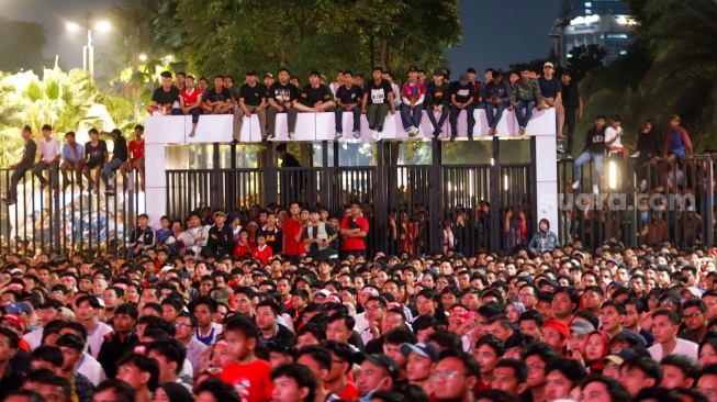 Warga dan Suporter Nonton Bareng (Nobar) pertandingan AFC Asian Cup U-23 antara Timnas Indonesia Melawan Uzbekistan di Stadion Gelora Bung Karno (SUGBK), Jakarta, Senin (29/4/2024). [Suara.com/Alfian Winanto]