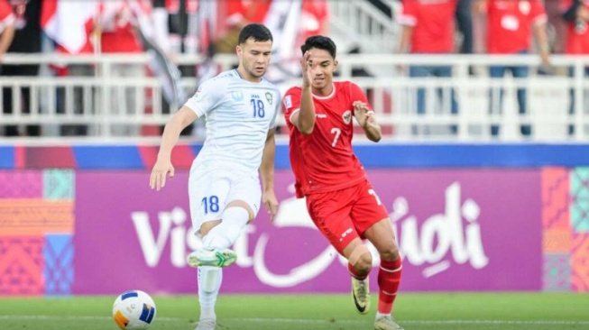 Gelandang Timnas Indonesia U-23, Marselino Ferdinan coba merebut bola dari pemain Uzbekistan dalam laga semifinal Piala Asia U-23 2024 di Stadion Abdullah bin Khalifa, Doha, Qatar, Senin (29/4/2024) malam WIB. [Dok. AFC]