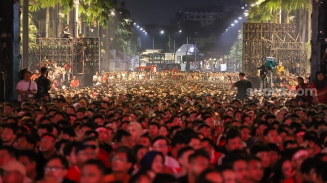 Warga dan Suporter Nonton Bareng (Nobar) pertandingan AFC Asian Cup U-23 antara Timnas Indonesia Melawan Uzbekistan di Stadion Gelora Bung Karno (SUGBK), Jakarta, Senin (29/4/2024). [Suara.com/Alfian Winanto]