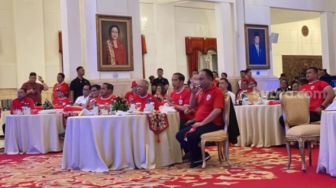 Presiden Joko Widodo atau Jokowi tampak kompak dengan sejumlah menteri menggunakan jersey tim nasional Indonesia saat nonton bareng laga semifinal Piala Asia U-23. (Suara.com/Novian)