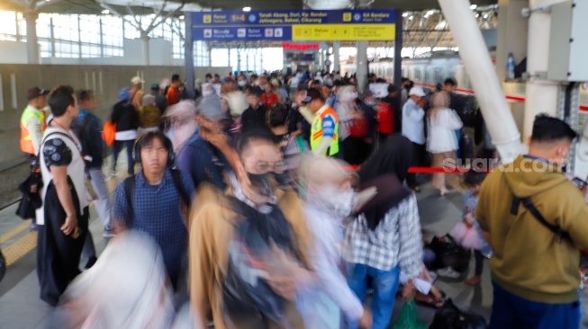 Suasana kepadatan penumpang di Stasiun Manggarai, Jakarta, Senin (29/4/2024). [Suara.com/Alfian Winanto]