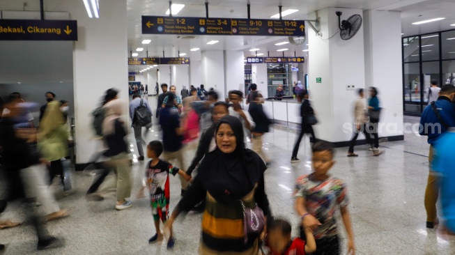 Suasana kepadatan penumpang di Stasiun Manggarai, Jakarta, Senin (29/4/2024). [Suara.com/Alfian Winanto]