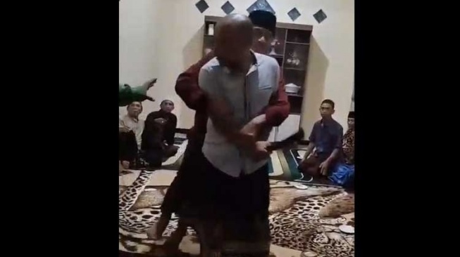 Geger! Viral Pria di Banyuwangi Dibacok Saat Tahlilan. [Times Indonesia]