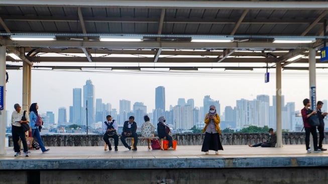 Penumpang menunggu kedatangan Commuterline di Stasiun Manggarai, Jakarta, Senin (29/4/2024). [Suara.com/Alfian Winanto]