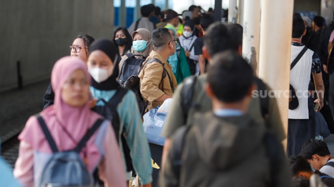 Suasana kepadatan penumpang di Stasiun Manggarai, Jakarta, Senin (29/4/2024). [Suara.com/Alfian Winanto]