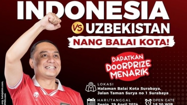 Kota Surabaya megundang nobar Timnas Indonesia U-23 dengan foto besar wajah Wali Kotanya, Eri Cahyadi.