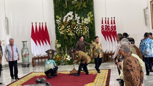 Menteri Pertahanan Prabowo Subianto bercanda bersama Perdana Menteri Singapura Lawrence Wong di Istana Kepresidenan Bogor, Jawa Barat, Senin (29/4/2024). (Suara.com/Novian)