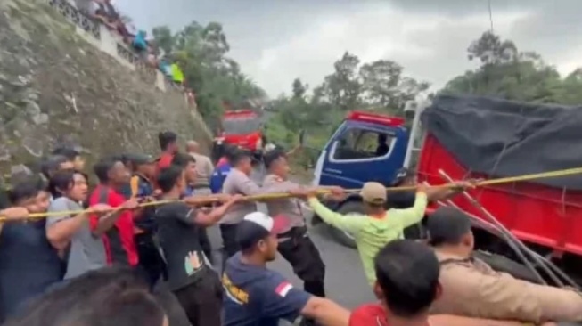 Tak Kuat Menanjak, Ini Detik-detik Truk Terperosok, Timpa Pagar dan Kandang Ternak di Karanganyar