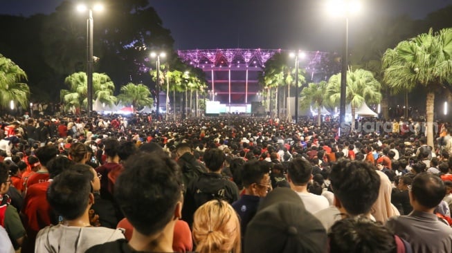 Warga dan Suporter Nonton Bareng (Nobar) pertandingan AFC Asian Cup U-23 antara Timnas Indonesia Melawan Uzbekistan di Stadion Gelora Bung Karno (SUGBK), Jakarta, Senin (29/4/2024). [Suara.com/Alfian Winanto]