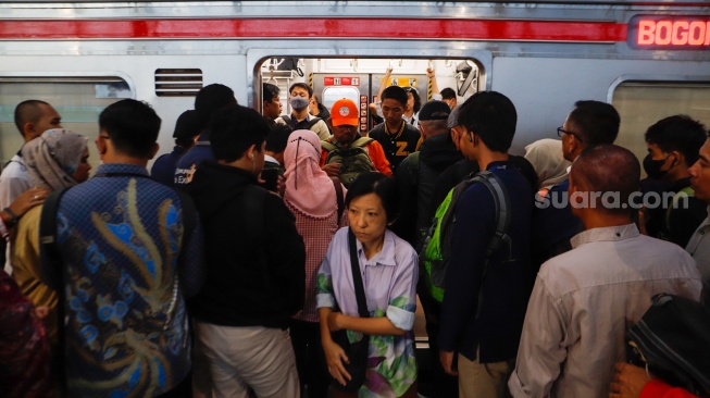 Penumpang bergantian masuk kedalan Commuterline di Stasiun Manggarai, Jakarta, Senin (29/4/2024). [Suara.com/Alfian Winanto]